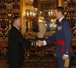 Su Majestad el Rey recibe el saludo del coronel del Cuerpo de Infantería de Marina Enrique Segura Fernández de la Puente, jefe del Estado Mayor del Cu
