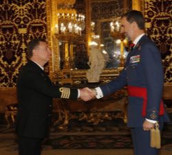 Su Majestad el Rey recibe el saludo del capitán de navío del Cuerpo General de la Armada José Sierra Méndez, comandante de la Flotilla de Submarinos, 