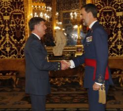 Su Majestad el Rey recibe el saludo del coronel del Cuerpo General del Ejército del Aire Luis Dosdá Fernández, jefe del Ala 48.