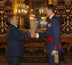 Su Majestad el Rey recibe el saludo del Coronel del Cuerpo General del Ejército del Aire Vicente Giráldez de la Cuadra, jefe de la Base Aérea de Villa