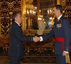 Su Majestad el Rey recibe el saludo del coronel del Cuerpo General del Ejército del Aire Gregorio Fernández Arnedo, jefe de la Base Aérea de Cuatro Vi