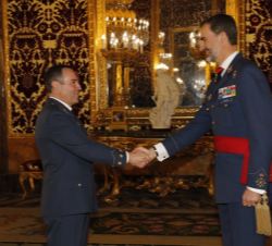 Su Majestad el Rey recibe el saludo del coronel del Cuerpo General del Ejército del Aire Vicente Ángel Martín Miranda, jefe del Centro Logístico de Tr