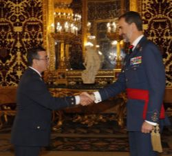 Su Majestad el Rey recibe el saludo del coronel del Cuerpo General del Ejército del Aire José Antonio Ayllón García, jefe de la Base Aérea de Armilla,