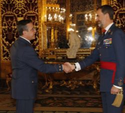 Su Majestad el Rey recibe el saludo del coronel del Cuerpo General del Ejército del Aire Ramón Llovera Ataz, jefe de la Base Aérea de Getafe y jefe de