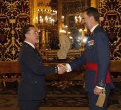 Su Majestad el Rey recibe el saludo del coronel del Cuerpo General del Ejército del Aire Martín Pablo Marcos Seijas, jefe de la Base Aérea de Matacán 
