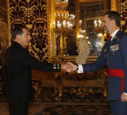 Su Majestad el Rey recibe el saludo del coronel del Cuerpo de Infantería de Marina Joaquín Peñuelas González, comandante del Tercio de Levante de Infa
