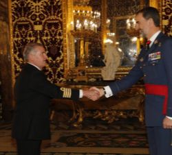Su Majestad el Rey recibe el saludo del capitán de navío del Cuerpo General de la Armada Ignacio Frutos Ruiz, comandante de las Unidades de la Fuerza 