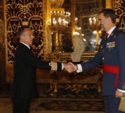 Su Majestad el Rey recibe el saludo del capitán de navío del Cuerpo General de la Armada Manuel María Romasanta Pavón, comandante director de la Escue