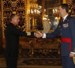 Su Majestad el Rey recibe el saludo del capitán de navío del Cuerpo General de la Armada Fernando Poole Quintana, comandante director de la Escuela de