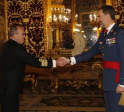 Su Majestad el Rey recibe el saludo del capitán de navío del Cuerpo General de la Armada Jaime Golmayo Hafner, comandante de la Fuerza de Medidas Cont