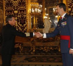 Su Majestad el Rey recibe el saludo del capitán de navío del Cuerpo General de la Armada Ángel Antonio Otón Carrillo, comandante del Centro de Buceo d