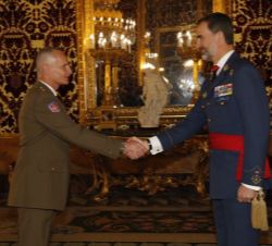 Su Majestad el Rey recibe el saludo del coronel del Cuerpo General del Ejército de Tierra José María Millán Martínez, jefe del Regimiento de Guerra El