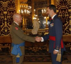 Su Majestad el Rey recibe el saludo del coronel del Cuerpo General del Ejército de Tierra José Antonio Agüero Martínez, del Cuartel General de Fuerzas