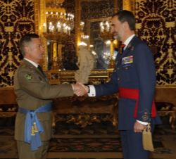 Su Majestad el Rey recibe el saludo del coronel del Cuerpo General del Ejército de Tierra José Manuel de la Esperanza y Martín Pinillos, del Cuartel G