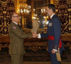  Su Majestad el Rey recibe el saludo del coronel del Cuerpo General del Ejército de Tierra Jesús Francisco Armisén Bobo, jefe del Regimiento de Transm