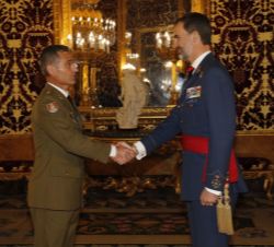 Su Majestad el Rey recibe el saludo del coronel del Cuerpo General del Ejército de Tierra Aroldo Lázaro Sáenz, jefe del Regimiento de Infantería Mecan