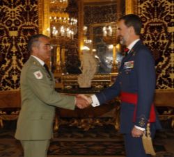 Su Majestad el Rey recibe el saludo del coronel del Cuerpo General del Ejército de Tierra Antonio Esteban López, jefe del Tercio "Juan de Austria