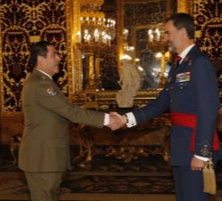 Su Majestad el Rey recibe el saludo del coronel del Cuerpo General del Ejército de Tierra José Rivas Moriana, jefe del Regimiento de Infantería Mecani