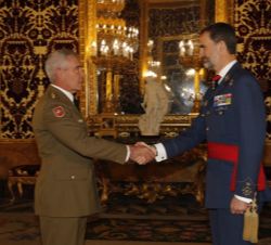 Su Majestad el Rey recibe el saludo del coronel del Cuerpo General del Ejército de Tierra José María González Casado, jefe del Regimiento de Infanterí