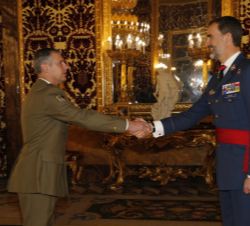 Su Majestad el Rey recibe el saludo del coronel del Cuerpo General del Ejército de Tierra Rafael Morenza Tato, jefe del Regimiento de Cazadores de Mon