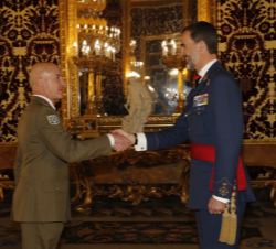 Su Majestad el Rey recibe el saludo del coronel del Cuerpo General del Ejército de Tierra Juan Hernández Gutiérrez, jefe del Regimiento de Infantería 