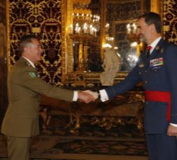 Su Majestad el Rey recibe el saludo del coronel del Cuerpo General del Ejército de Tierra Rafael Castro Reyes, jefe del Parque y Centro de Abastecimie