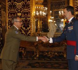Su Majestad el Rey recibe el saludo del coronel del Cuerpo General del Ejército de Tierra Andrés Centenera Jaraba, jefe del Regimiento de Ingenieros 8