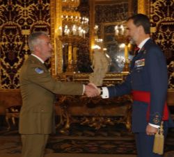 Su Majestad el Rey recibe el saludo del coronel del Cuerpo General del Ejército de Tierra Fernando Soteras Escartín, jefe del Regimiento NBQ "Val