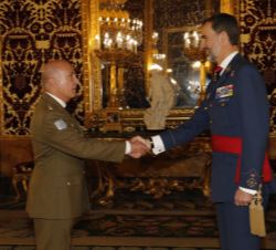 Su Majestad el Rey recibe el saludo del coronel del Cuerpo General del Ejército de Tierra Enrique Vicente Manglano Castellary, jefe del Regimiento de 