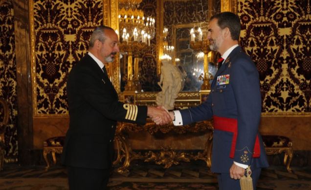 Su Majestad el Rey recibe el saludo del capitán de navío del Cuerpo General de la Armada José Ramón Fernández de Mesa Temboury, comandante director de