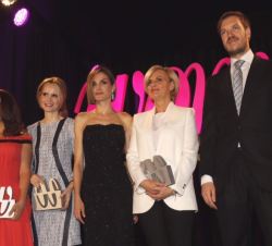 Su Majestad la Reina junto a las premiadas María Neira, Inma Shara y Salma Hayek, en presencia de Antonio Asensio, presidente del Grupo Zeta