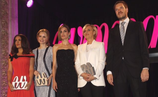 Su Majestad la Reina junto a las premiadas María Neira, Inma Shara y Salma Hayek, en presencia de Antonio Asensio, presidente del Grupo Zeta