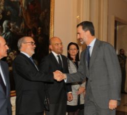 Don Felipe saluda al presidente del Foro España China (Capítulo Español), Pedro Solbes