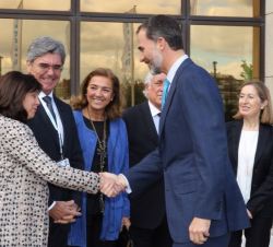 Don Felipe recibe el saludo de la presidenta de Siemens España, en presencia del presidente mundial de la compañía, la ministra de Fomento, el alto co