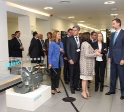 Don Felipe, durante su visita a la exposición sobre Siemens.
