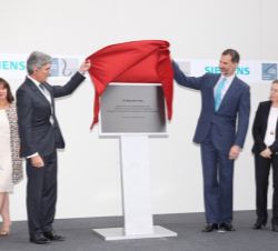 Su Majestad el Rey y el presidente mundial de Siemens descubren una placa conmemorativa.