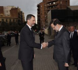 El Rey recibe el saludo del presidente del Gobierno, Mariano Rajoy, en presencia de la Reina, la esposa del presidente del Gobierno, Elvira Fernández,