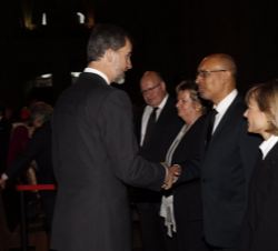 Don Felipe, con el  el secretario de Estado de Asuntos Europeos del Gobierno de la República Francesa, Harlem Désir.