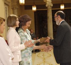 Doña Sofía entrega el premio promoción de la insercion laboral de personas con discapacidad al presidente de Pelayo Mutua de Seguros, José Boada