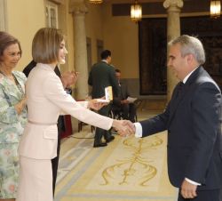 La Reina Doña Letizia hace entrega del Premio Accesibilidad Universal de Municipios, Candidaturas Españolas en la modalidad de ayuntamientos hasta 10.