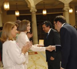 La Reina Doña Letizia hace entrega del Premio Accesibilidad Universal de Municipios, Candidaturas Españolas en la modalidad de ayuntamientos entre 10.