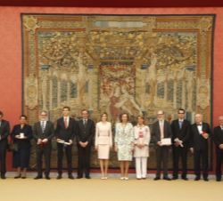 Fotografía de grupo de Su Majestad la Reina y Su Maestad la Reina Doña Sofía con las autoridades y los premiados