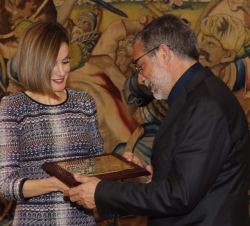 Su Majestad la Reina hace entrega a Jaume Plensa del Premio Tomás Francisco Prieto 2014