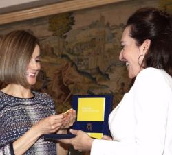 Doña Letizia recibe, por parte de Cristina Iglesias, la medalla de oro diseñada por ella misma como premiada del año 2013