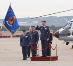 Su Majestad el Rey a su llegada a la Base Aérea de Zaragoza, recibe honores a cargo de una Escuadrilla mixta de la Agrupación de la Base