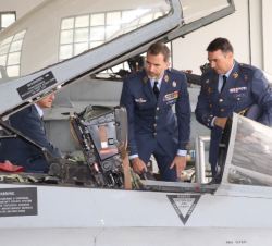 Su Majestad el Rey observa la cabina de un F-18 del Ala 15 en el hangar de mantenimiento