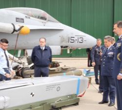 Su Majestad el Rey en la plataforma de aparcamiento de aeronaves, observa el armamento de un F-18