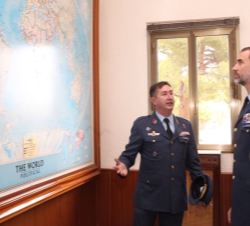 Su Majestad el Rey atiende a las explicaciones del coronel jefe del Ala 31 sobre las misiones a lo largo del mundo que realiza la Unidad 