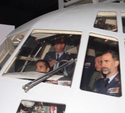 Su Majestad el Rey en el simulador de vuelo del C-130 Hercules durante su visita al Ala 31