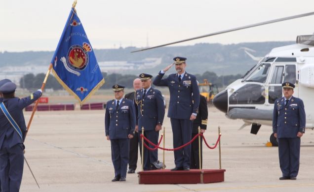 Su Majestad el Rey a su llegada a la Base Aérea de Zaragoza, recibe honores a cargo de una Escuadrilla mixta de la Agrupación de la Base